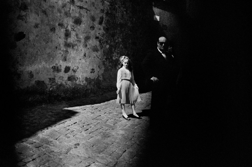 Letizia Battaglia, La bambina e il buio, Baucina, 1980, gelatin silver bromide print. ©Letizia Battaglia 